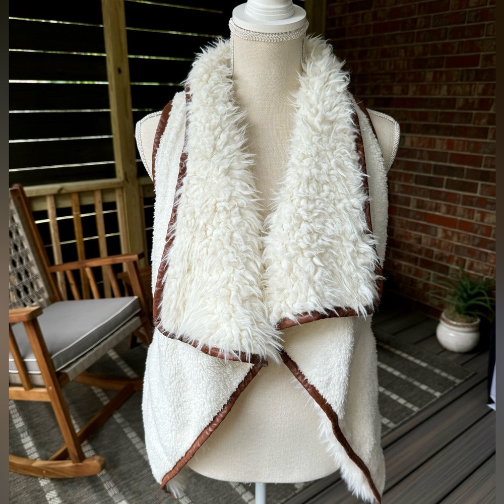 NWT Simply Southern Reversible Sherpa Faux Fur Cream And Tan Women’s Vest Medium